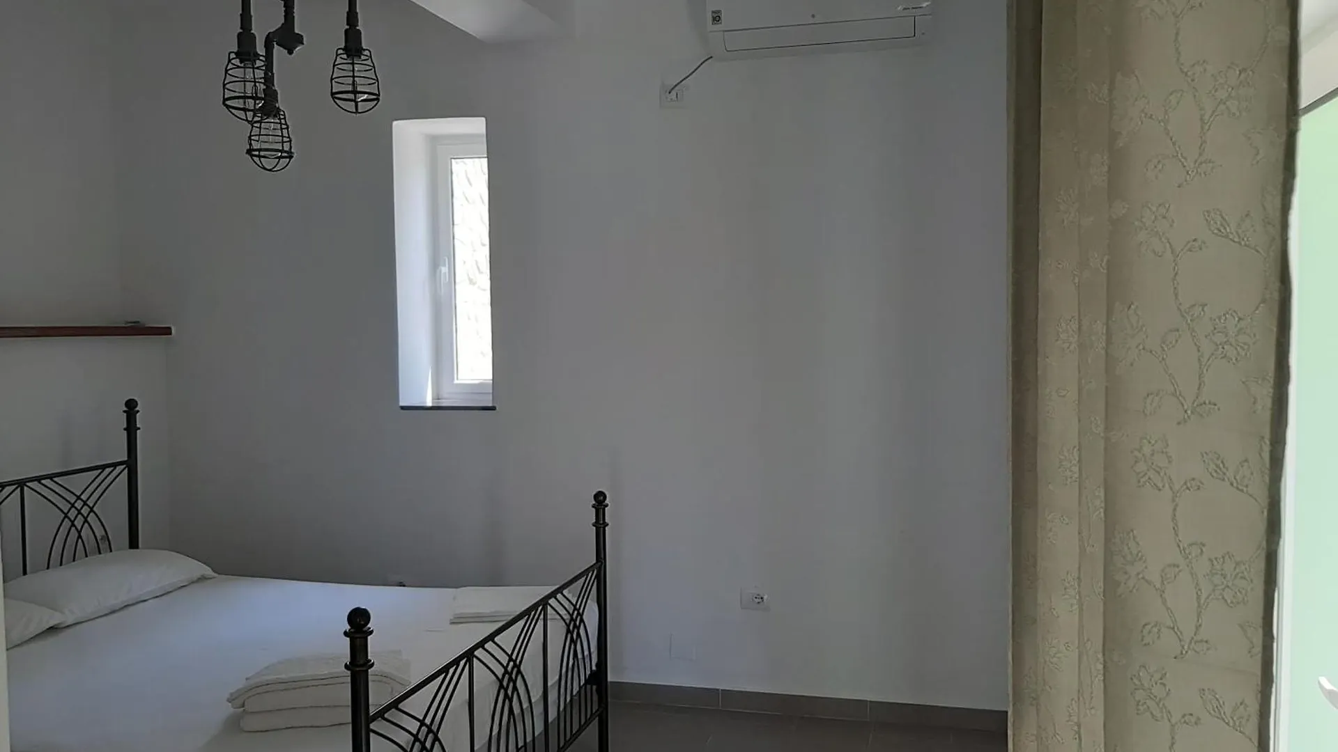Valentina Rooms Qeparo 0*,  Albania
