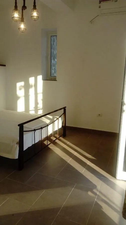 Valentina Rooms Qeparo 0*,